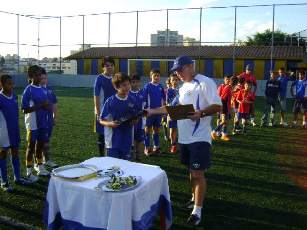 Alunos da Olímpia reunidos no campo de treino com o professor
